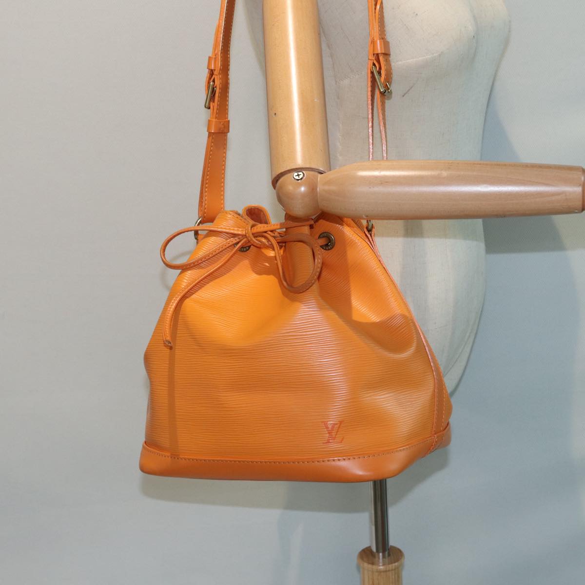 Louis Vuitton Noé Orange Leather Shoulder Bag