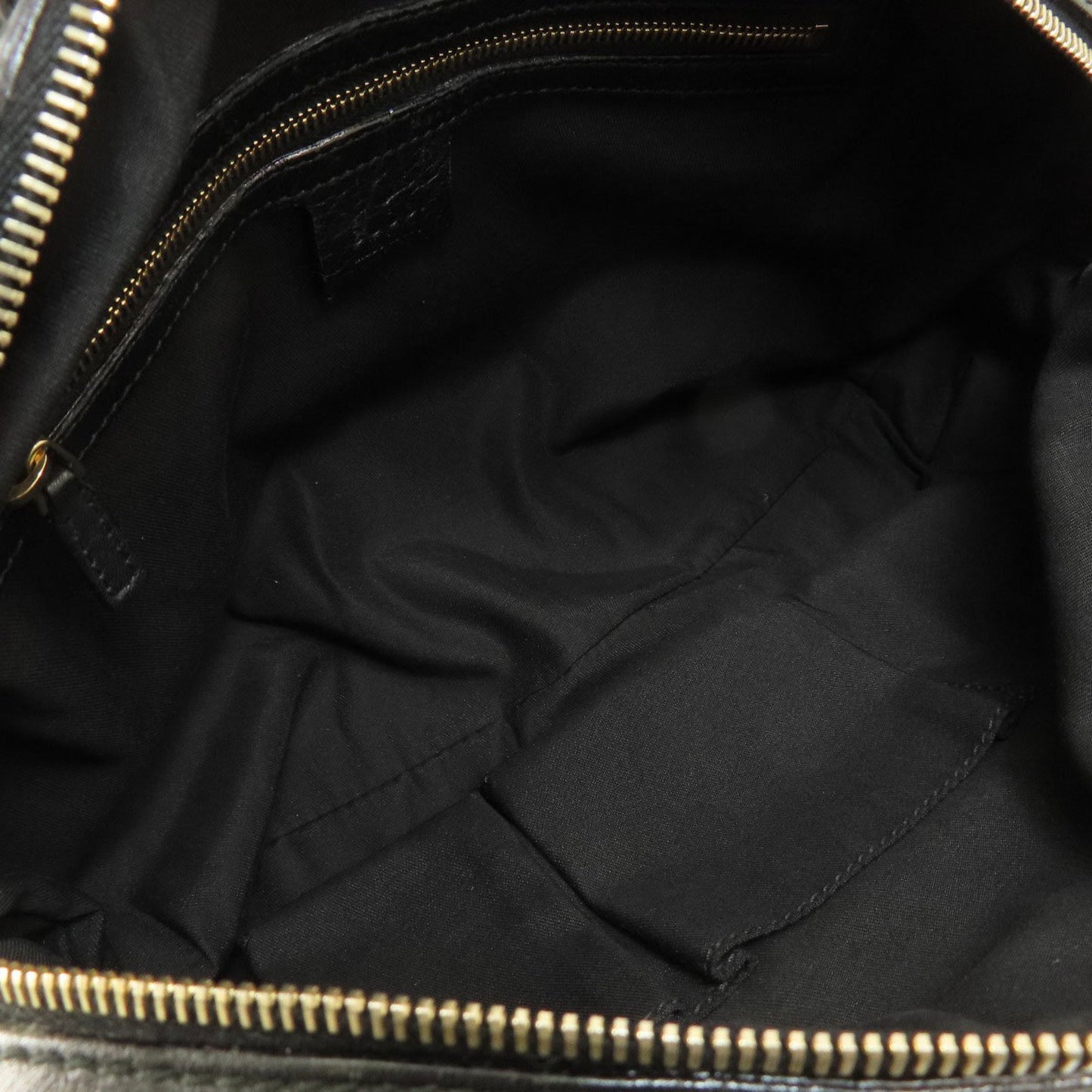 Gucci -- Black Leather Hand Bag