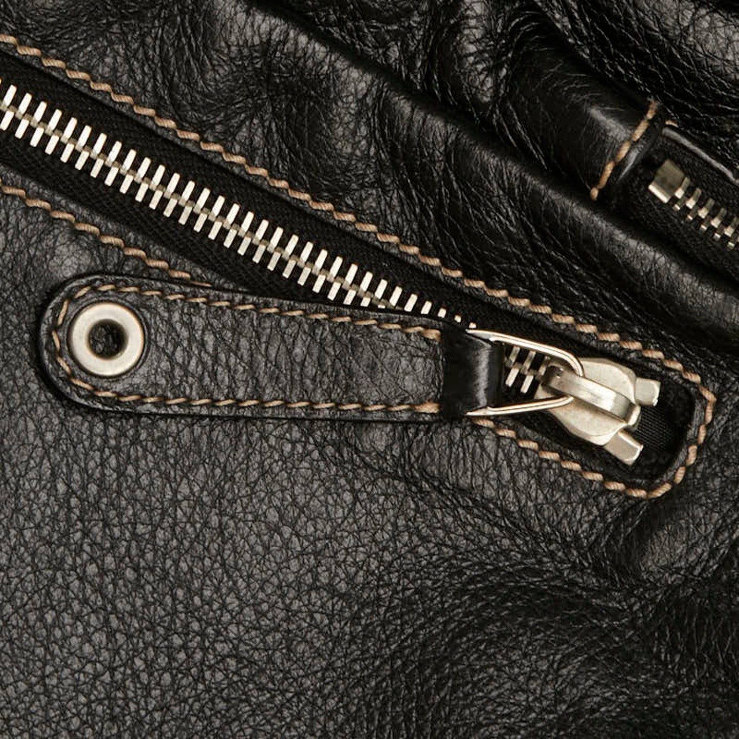 Gucci -- Black Leather Shoulder Bag