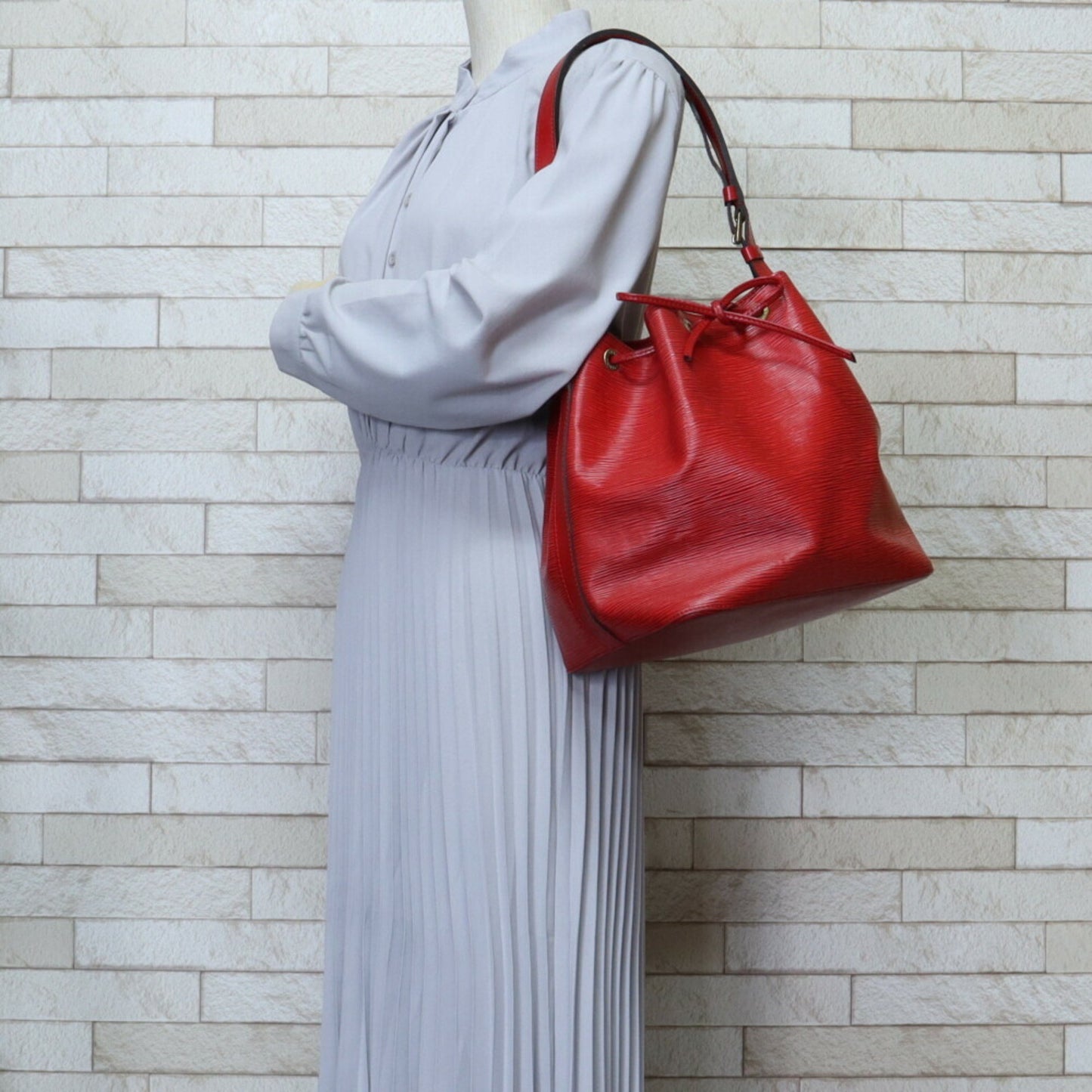 Louis Vuitton Noé Red Leather Shoulder Bag