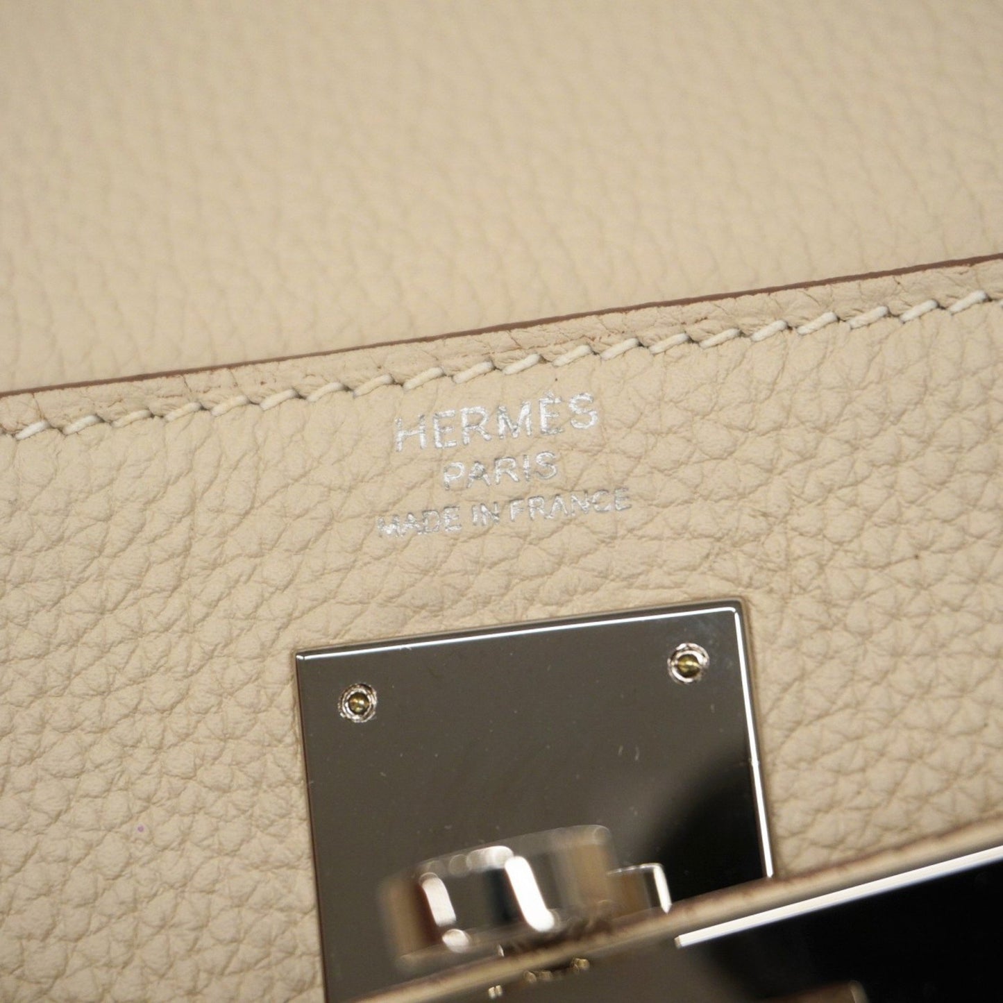 Hermès Kelly 28 Beige Leather Hand Bag