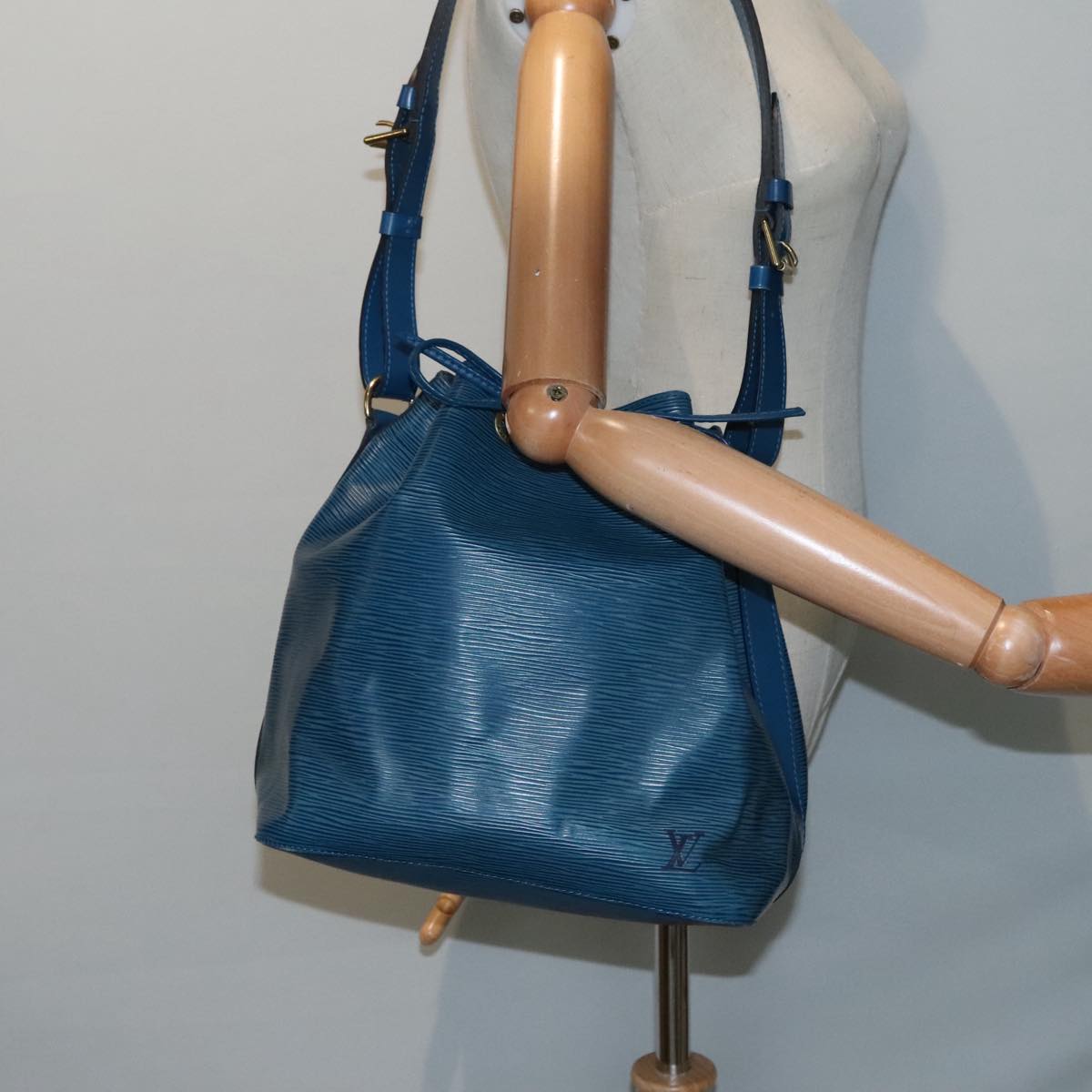 Louis Vuitton Noé Blue Leather Shoulder Bag