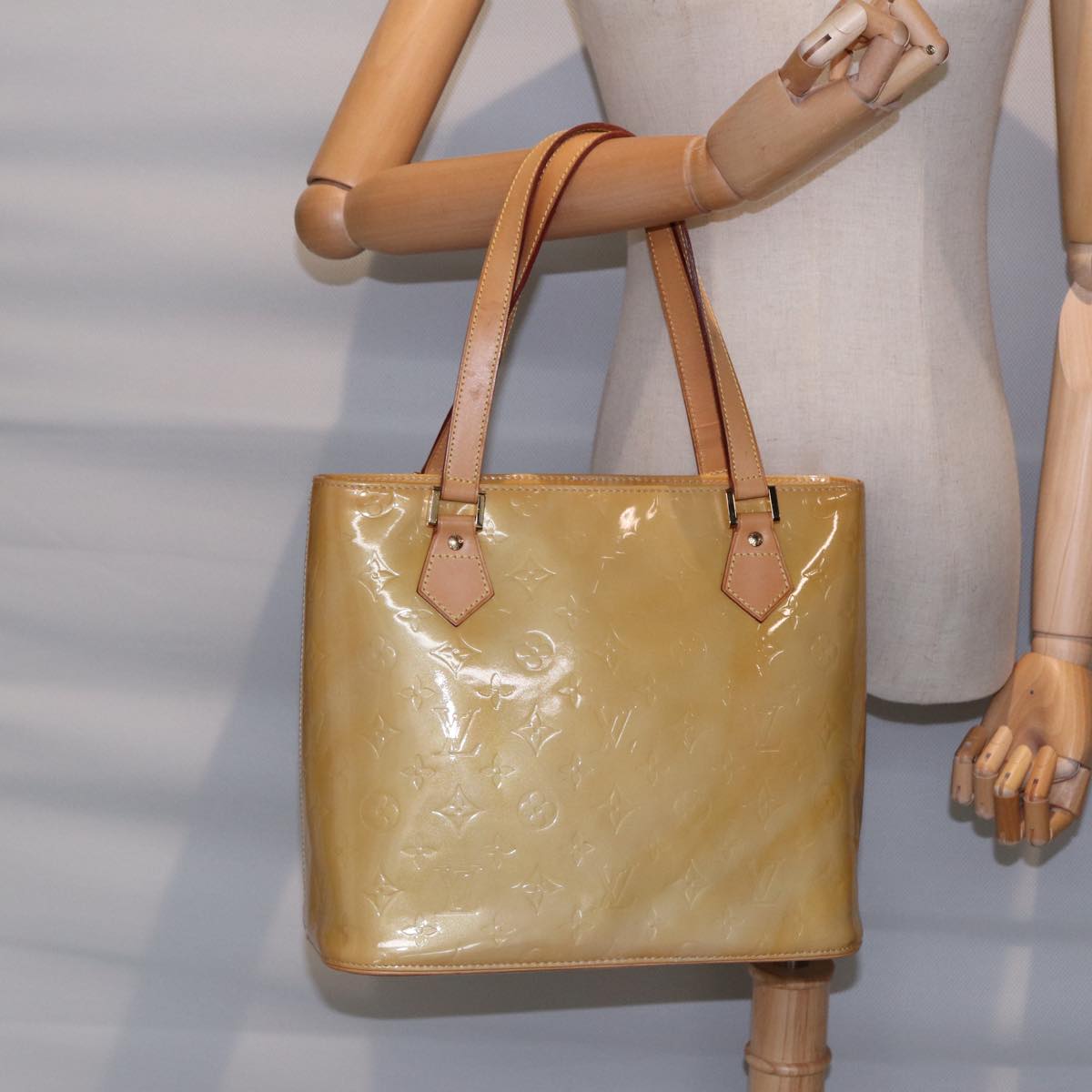 Louis Vuitton Houston Beige Patent Leather Hand Bag