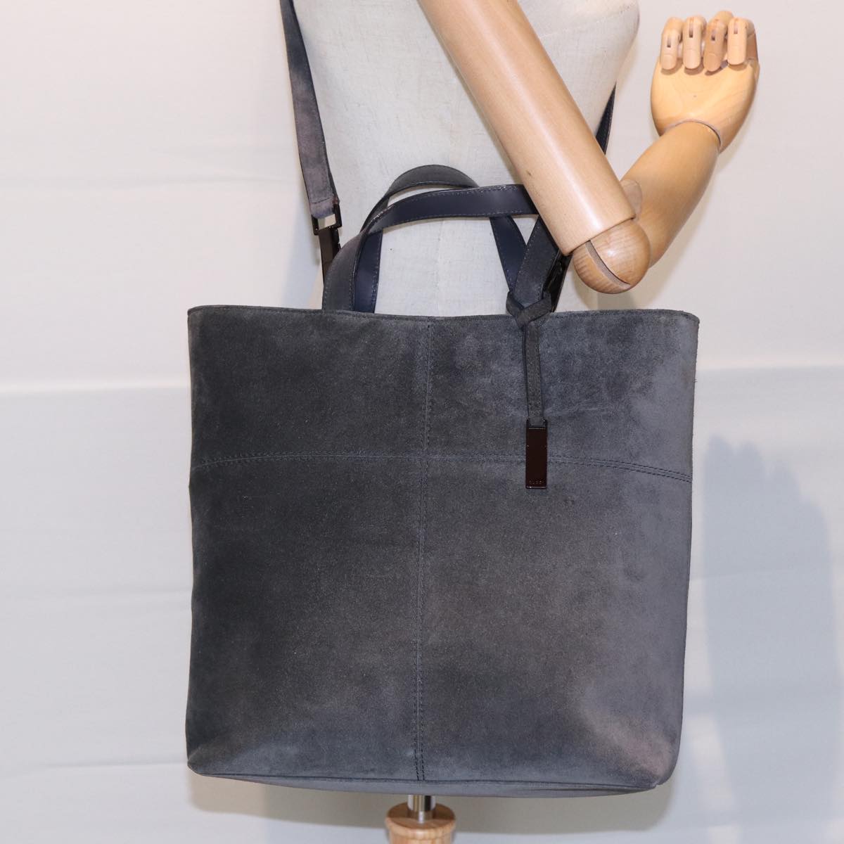 Gucci -- Grey Suede Hand Bag