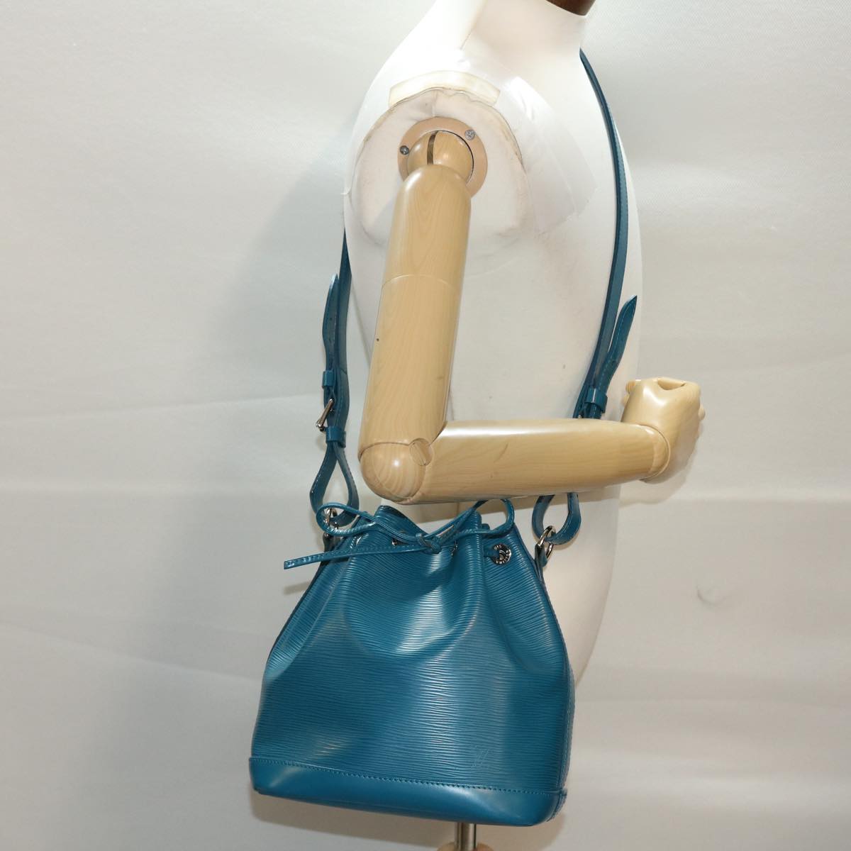 Louis Vuitton Noe Blue Leather Shoulder Bag