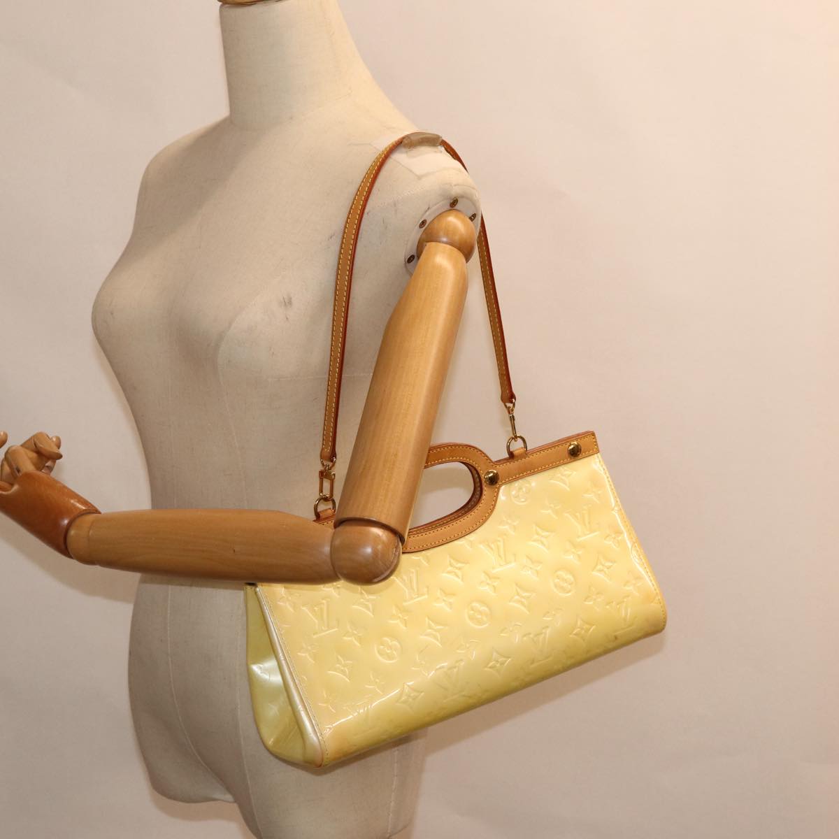 Louis Vuitton Roxbury Beige Patent Leather Hand Bag