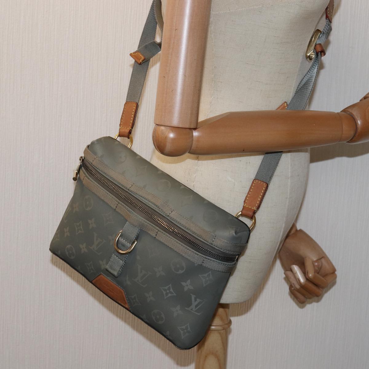 Louis Vuitton Messenger Grey Canvas Shoulder Bag