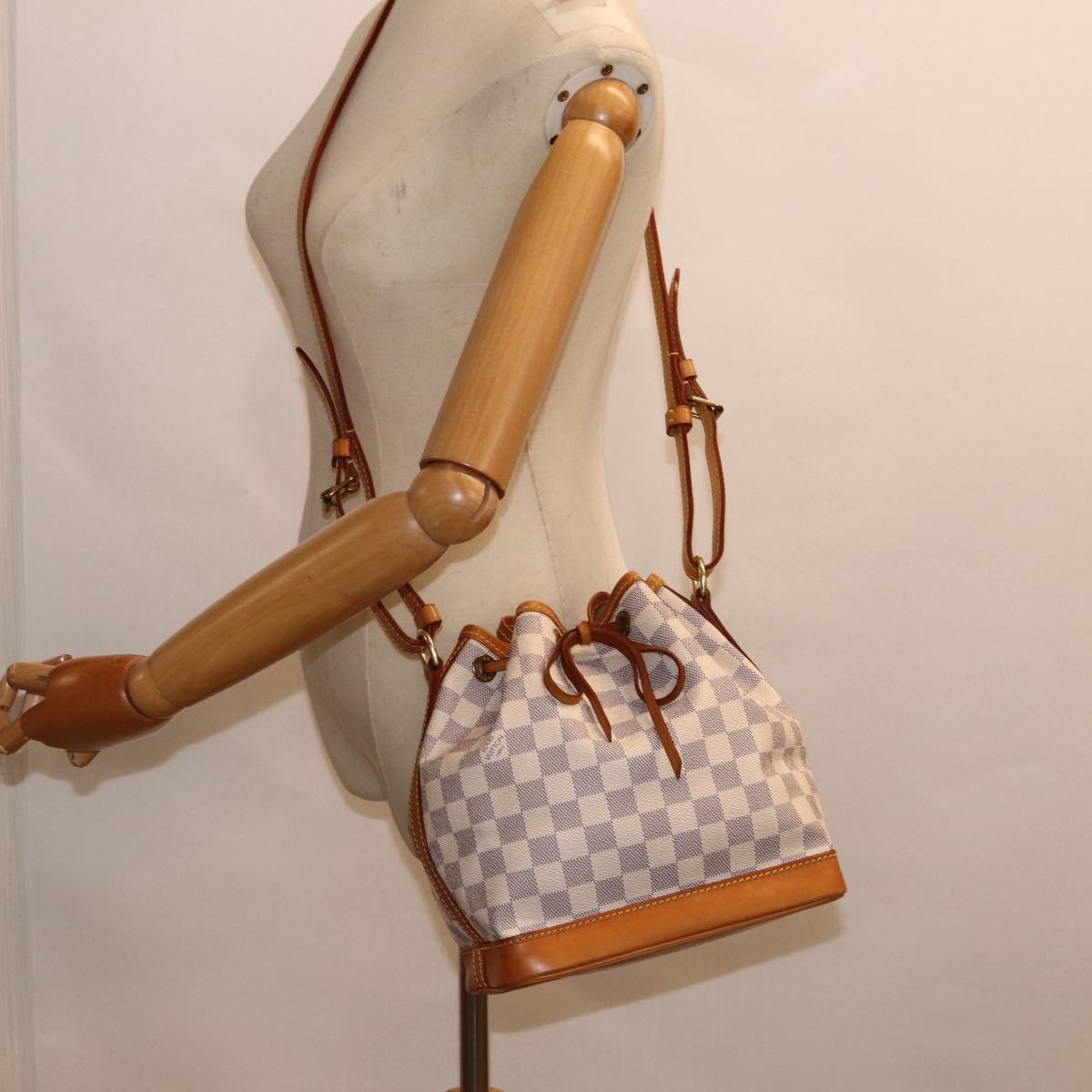 Louis Vuitton Noé White Canvas Shoulder Bag