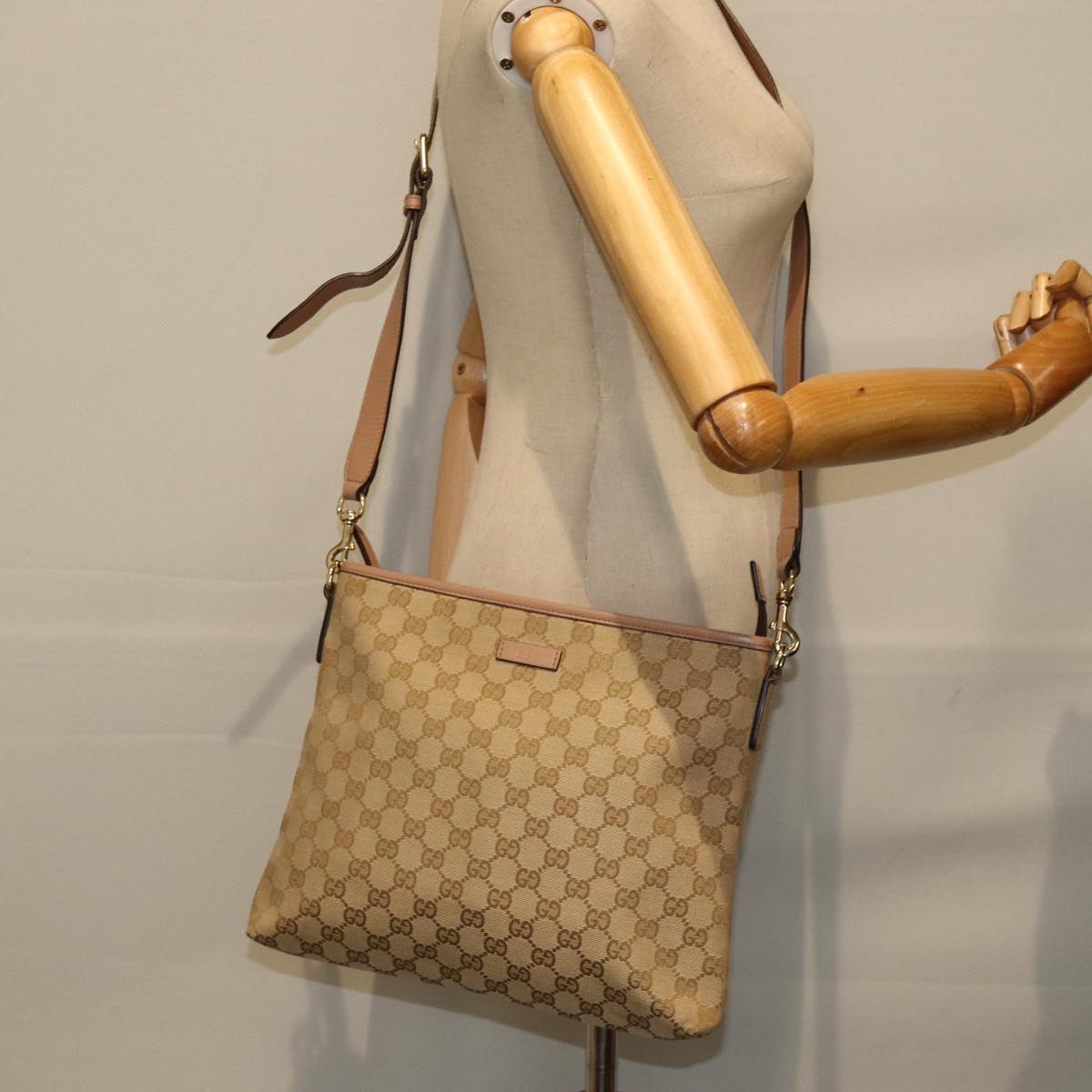 Gucci GG Supreme Beige Canvas Shoulder Bag