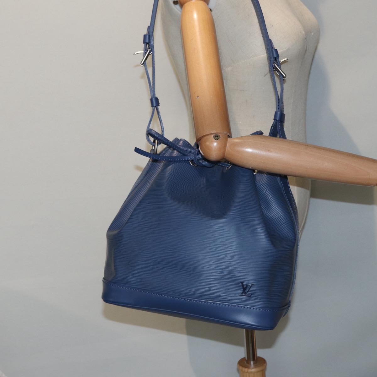 Louis Vuitton Noe Blue Leather Shoulder Bag