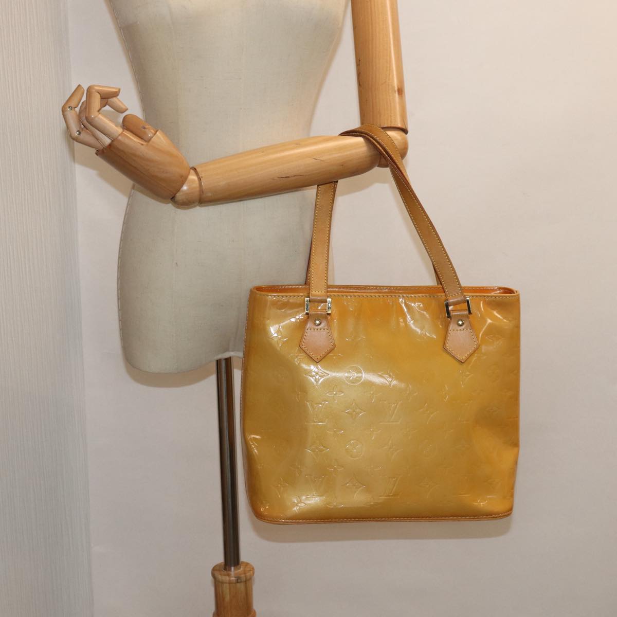 Louis Vuitton Houston Beige Patent Leather Hand Bag