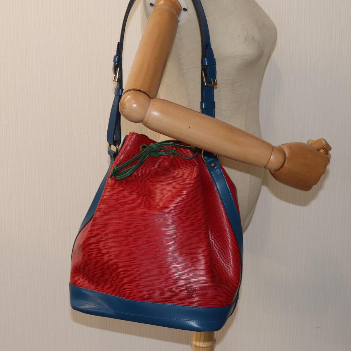 Louis Vuitton Noe Red Leather Shoulder Bag