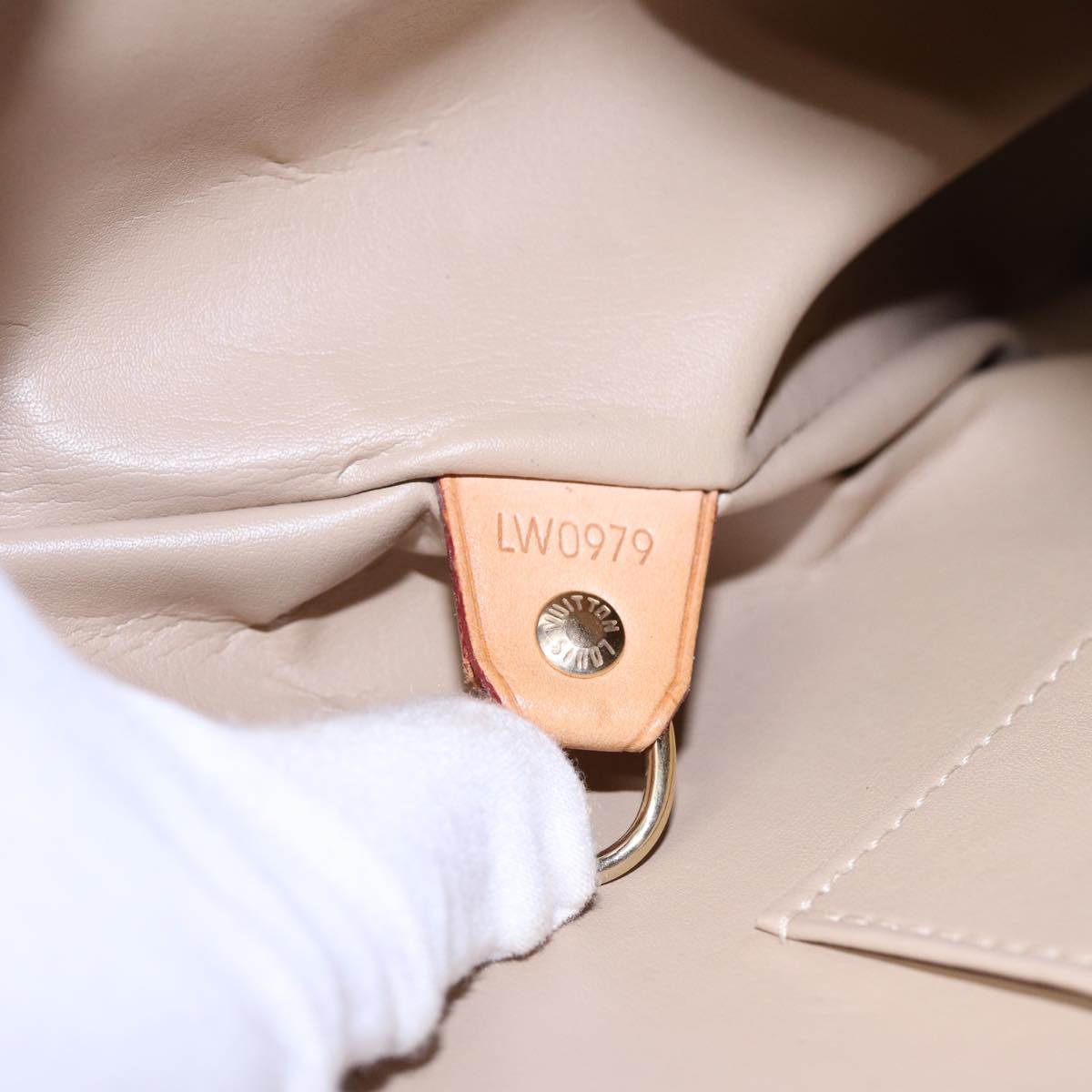 Louis Vuitton Houston Beige Patent Leather Hand Bag