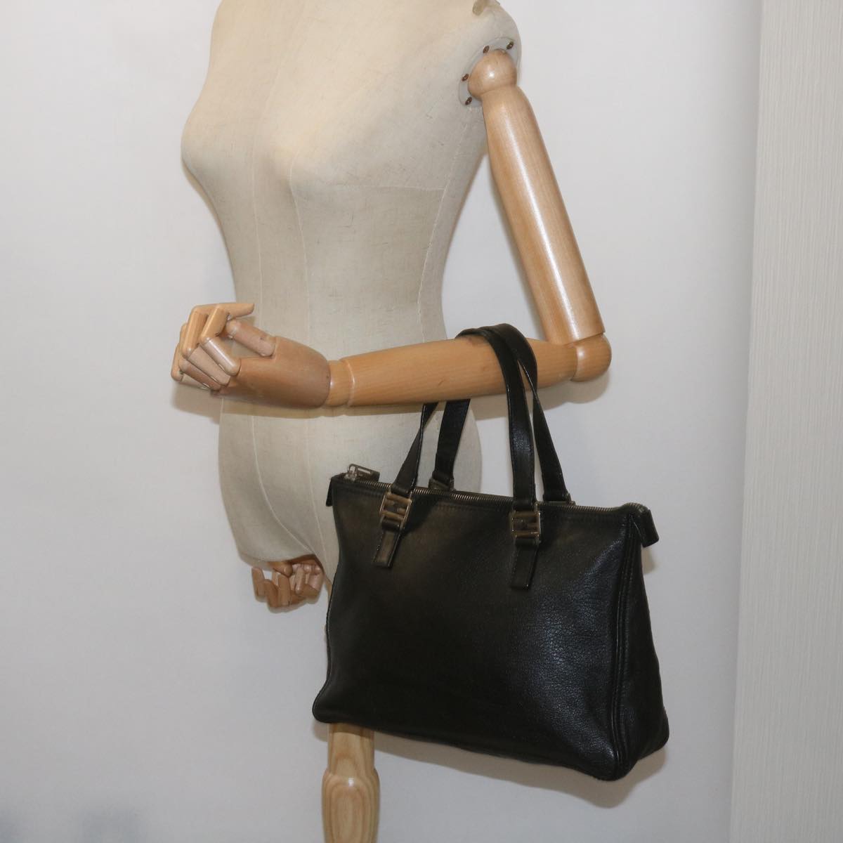 Fendi -- Black Leather Hand Bag