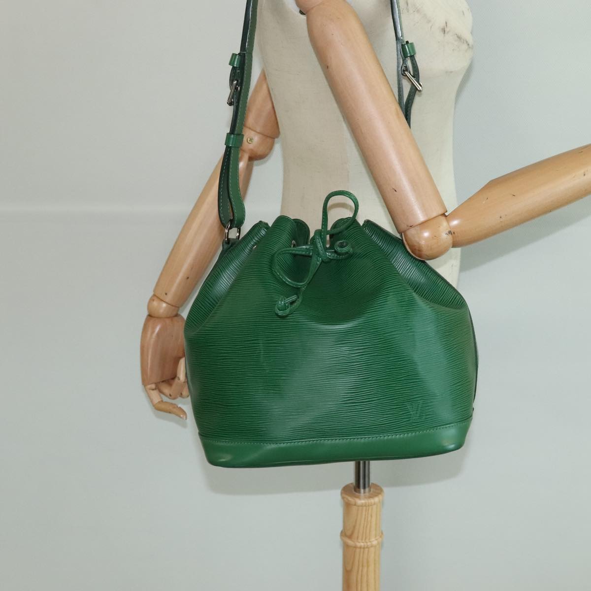 Louis Vuitton Noé Green Leather Shoulder Bag