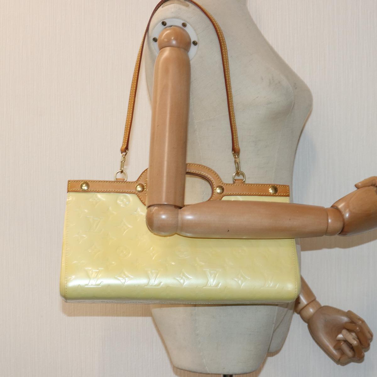 Louis Vuitton Roxbury Beige Patent Leather Hand Bag