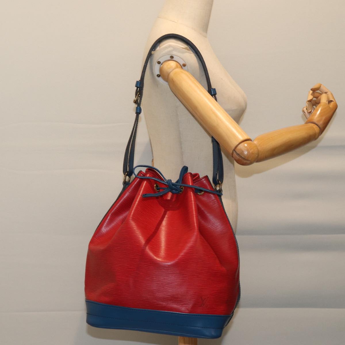 Louis Vuitton Noé Red Leather Shoulder Bag