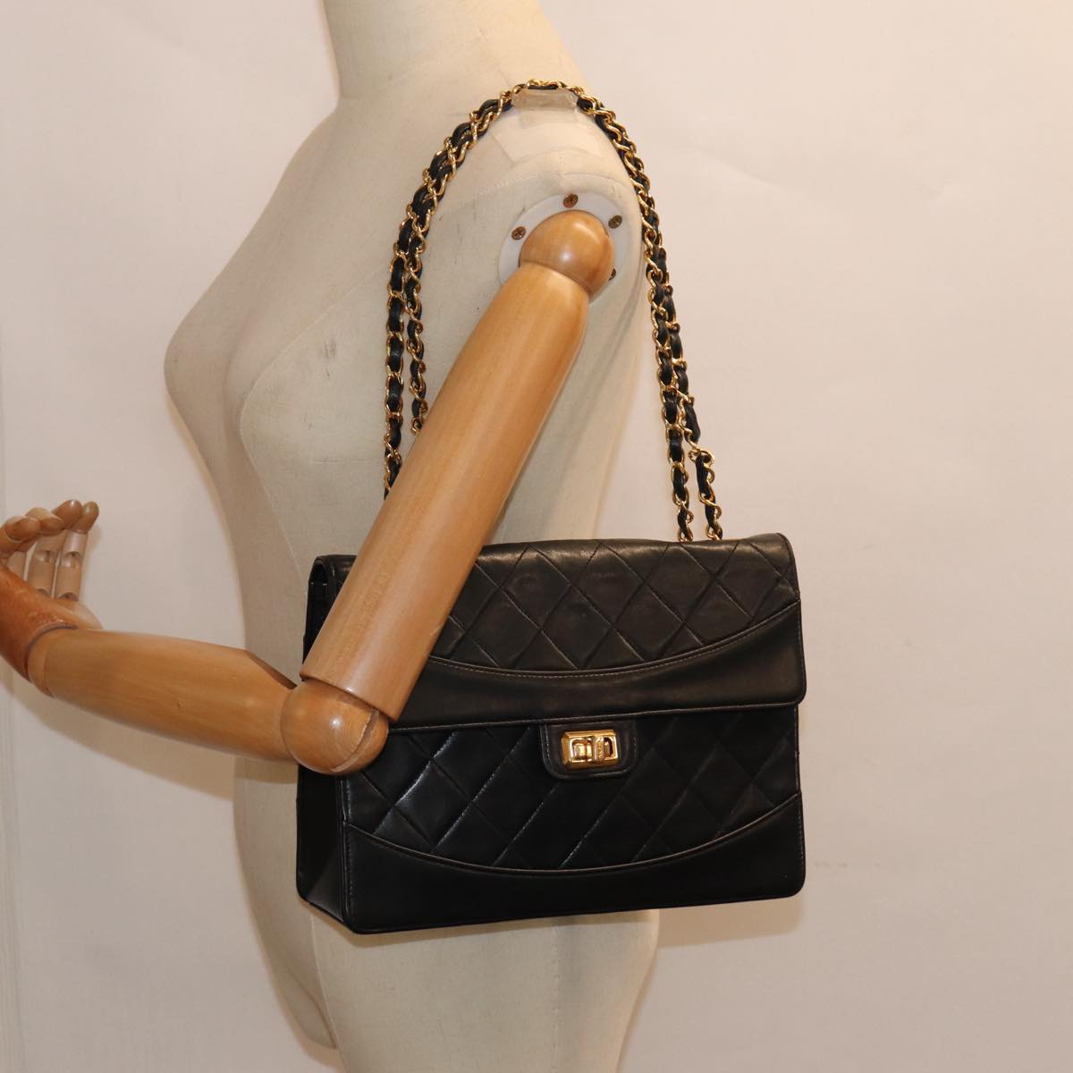 Chanel Single flap Black Leather Shoulder Bag