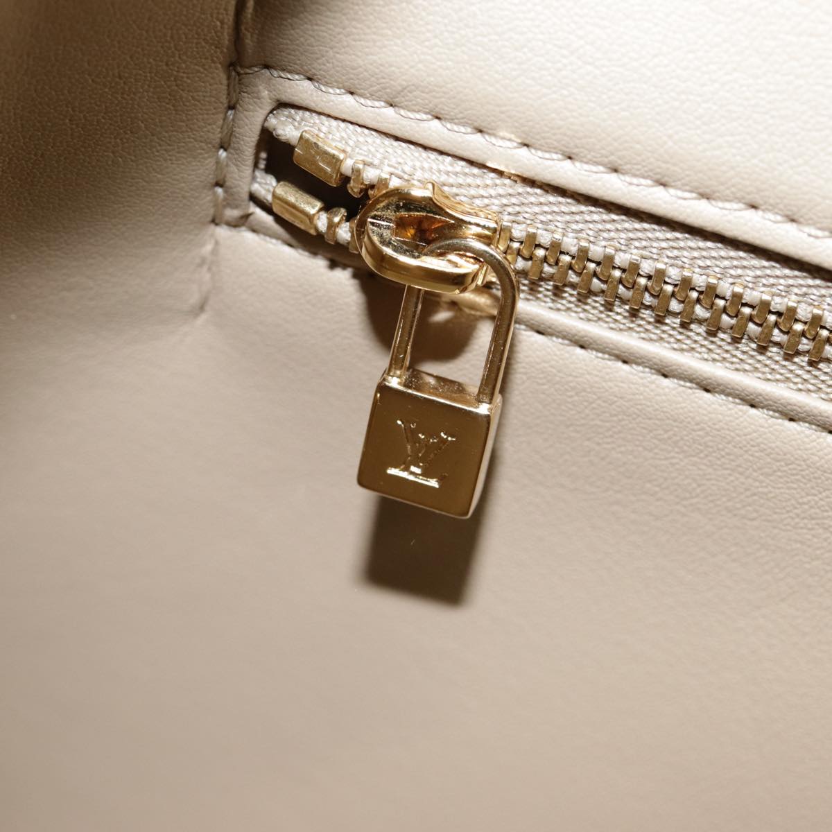 Louis Vuitton Houston Beige Patent Leather Hand Bag