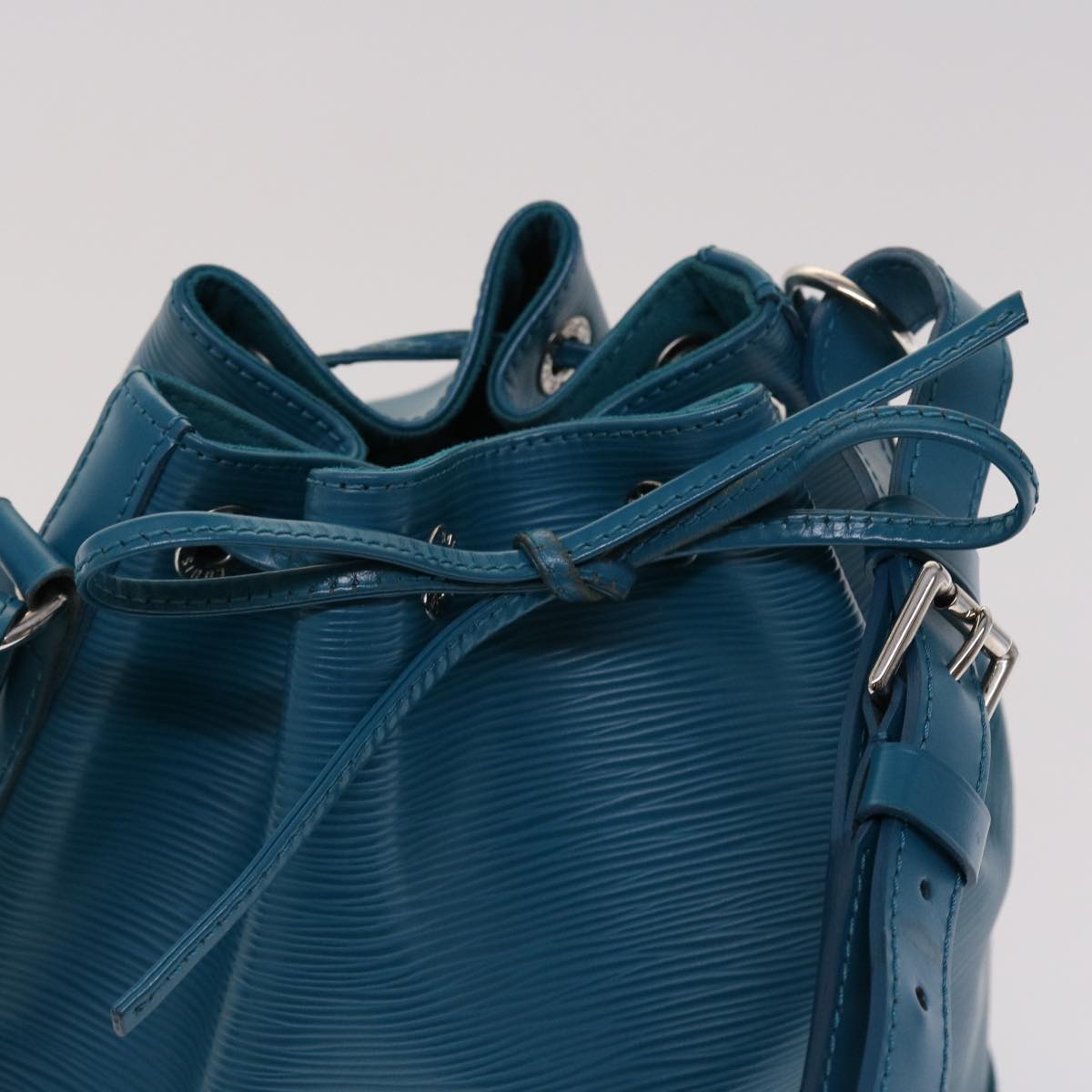 Louis Vuitton Noe Blue Leather Shoulder Bag