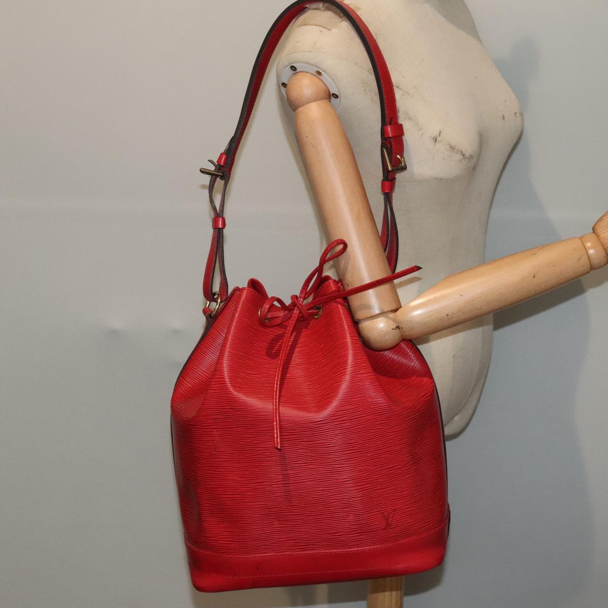 Louis Vuitton Noé Red Leather Shoulder Bag