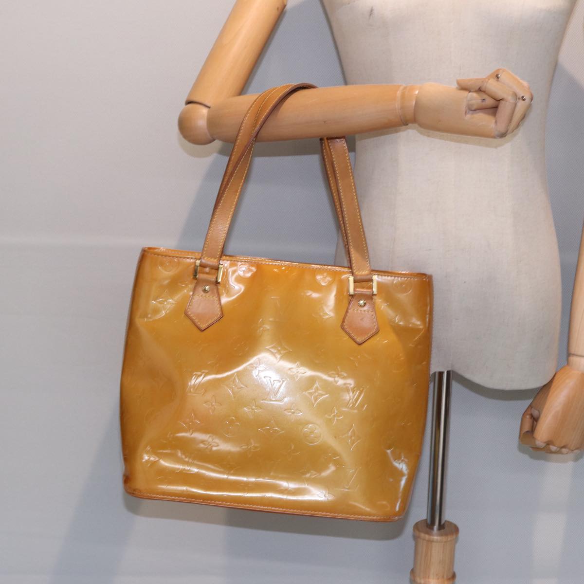 Louis Vuitton Houston Beige Patent Leather Hand Bag