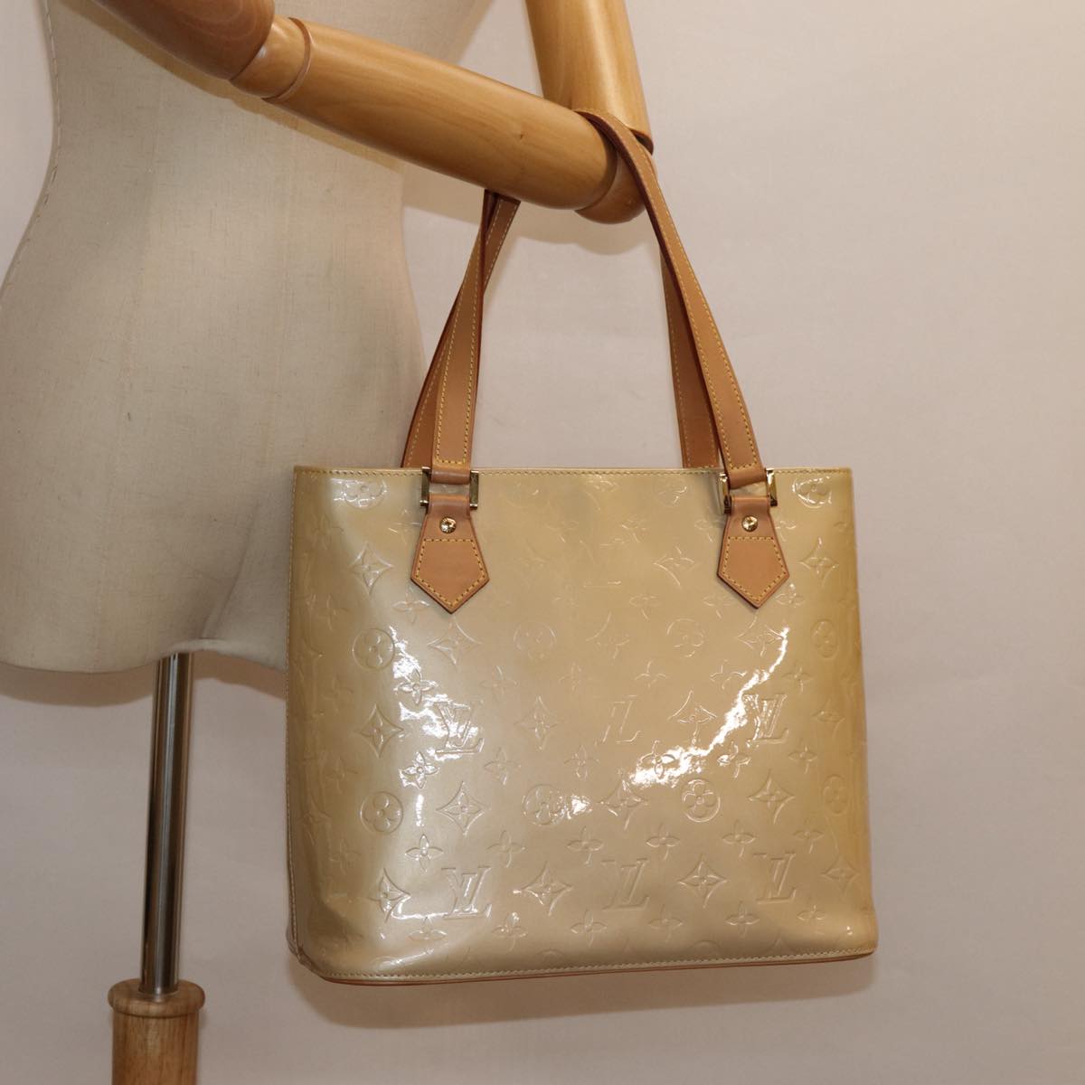 Louis Vuitton Houston Beige Patent Leather Hand Bag